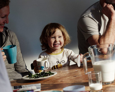 Familie ontbijt aan tafel